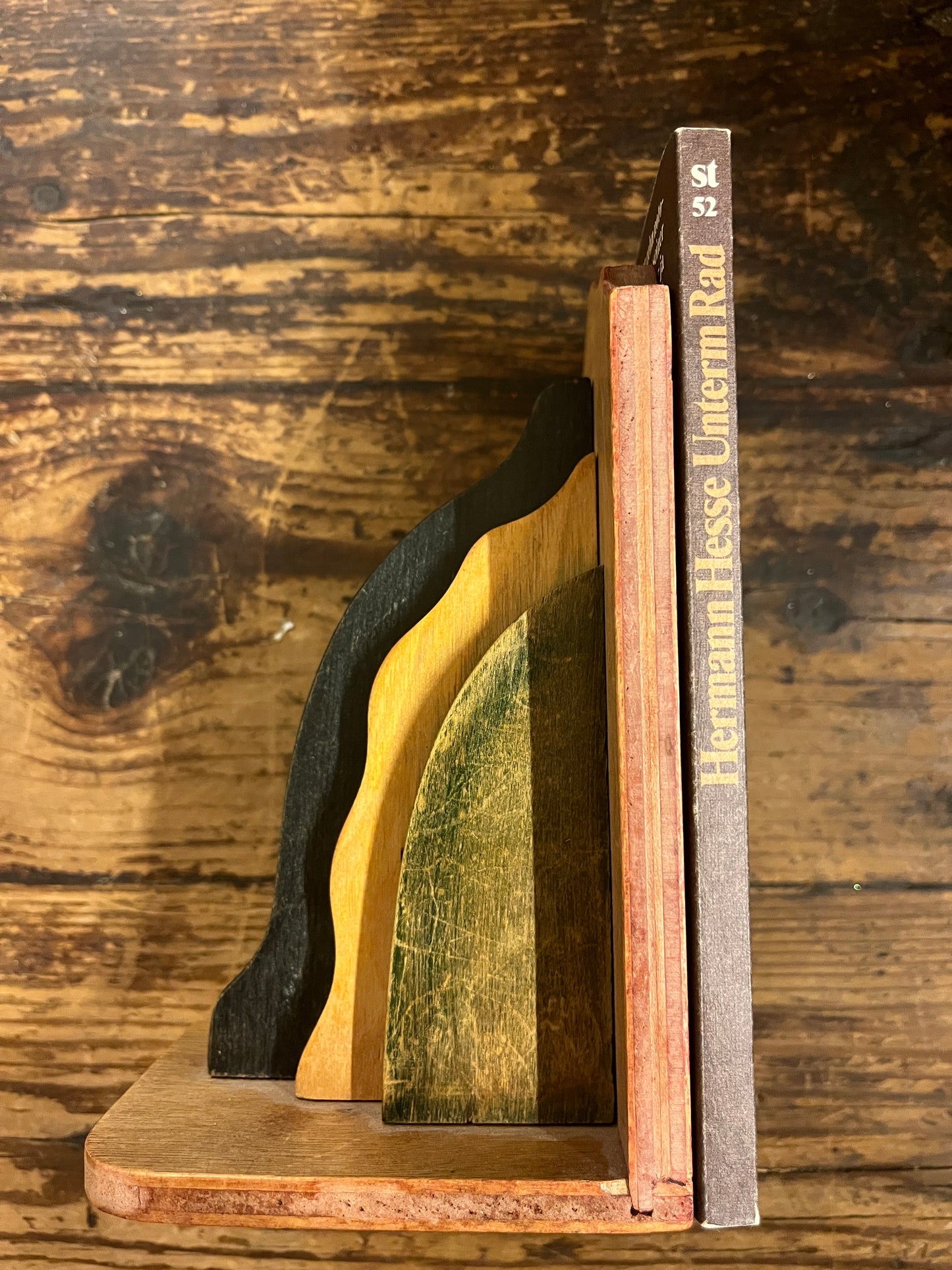 photo of the spine of the book "unterm rad" on a wooden background