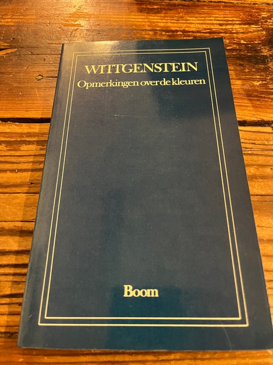 Voorkant van boek met de titel 'opmerkingen over de kleuren' door Wittgenstein op houten achtergrond