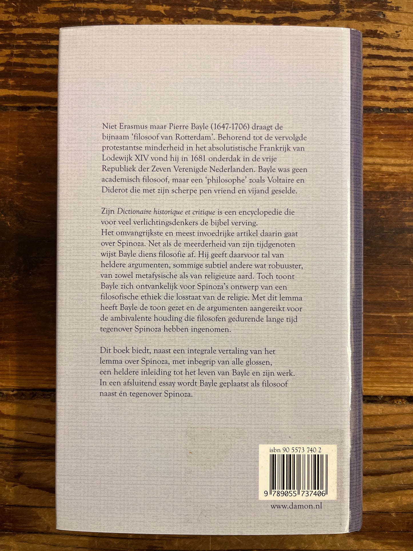 achterkant van boek met de titel 'Pierre Bayle over Spinoza' op een houten achtergrond