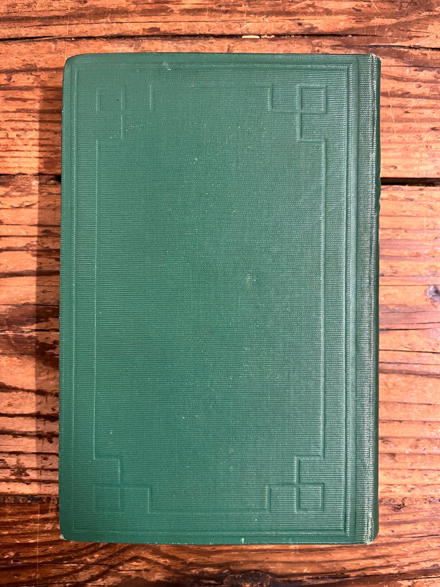 quatrième de couverture du livre "Montesquieu, Lettres" sur fond de bois