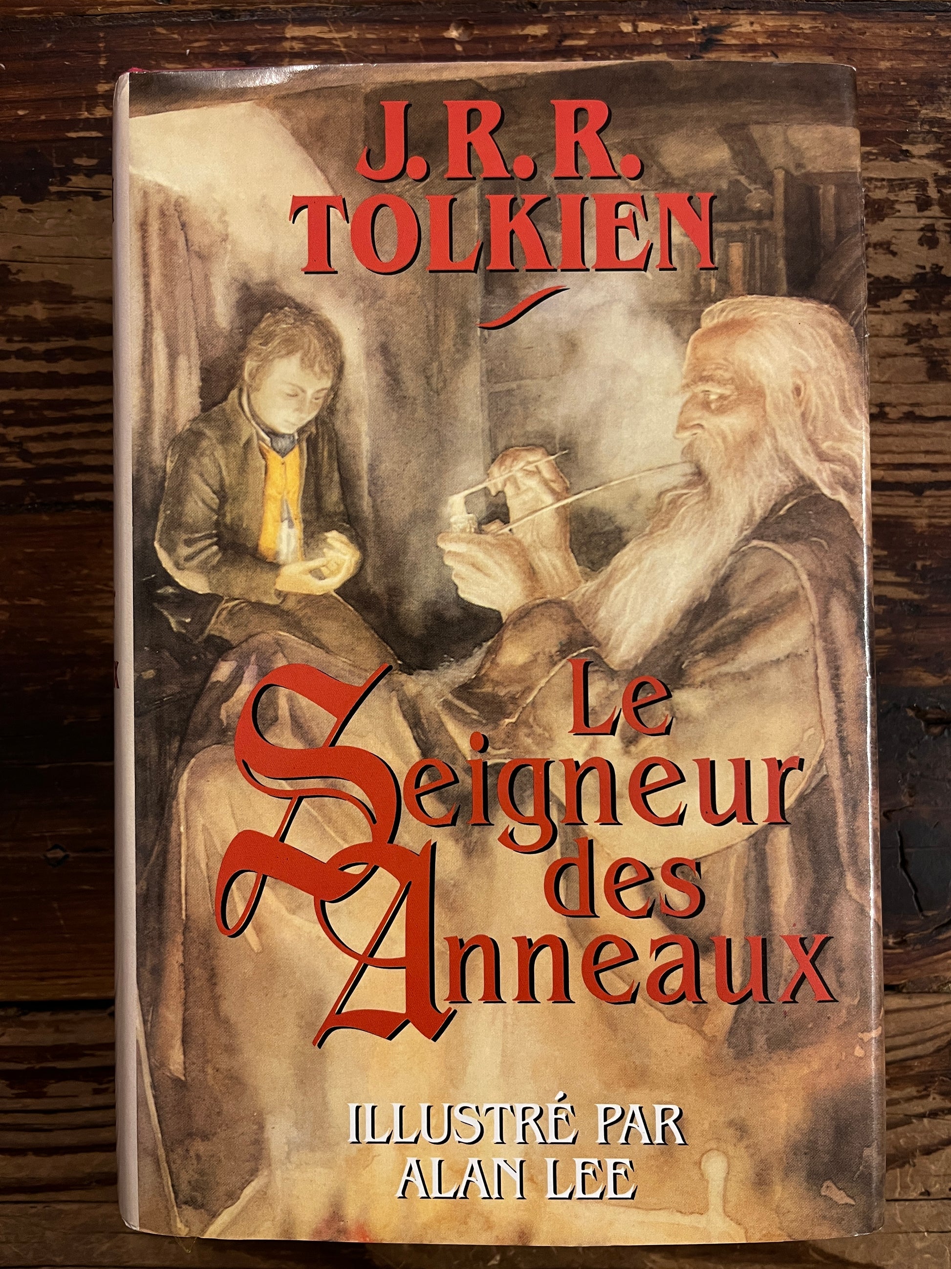 couverture du livre 'Le seigneur des anneaux' par Tolkien sur une surface en bois