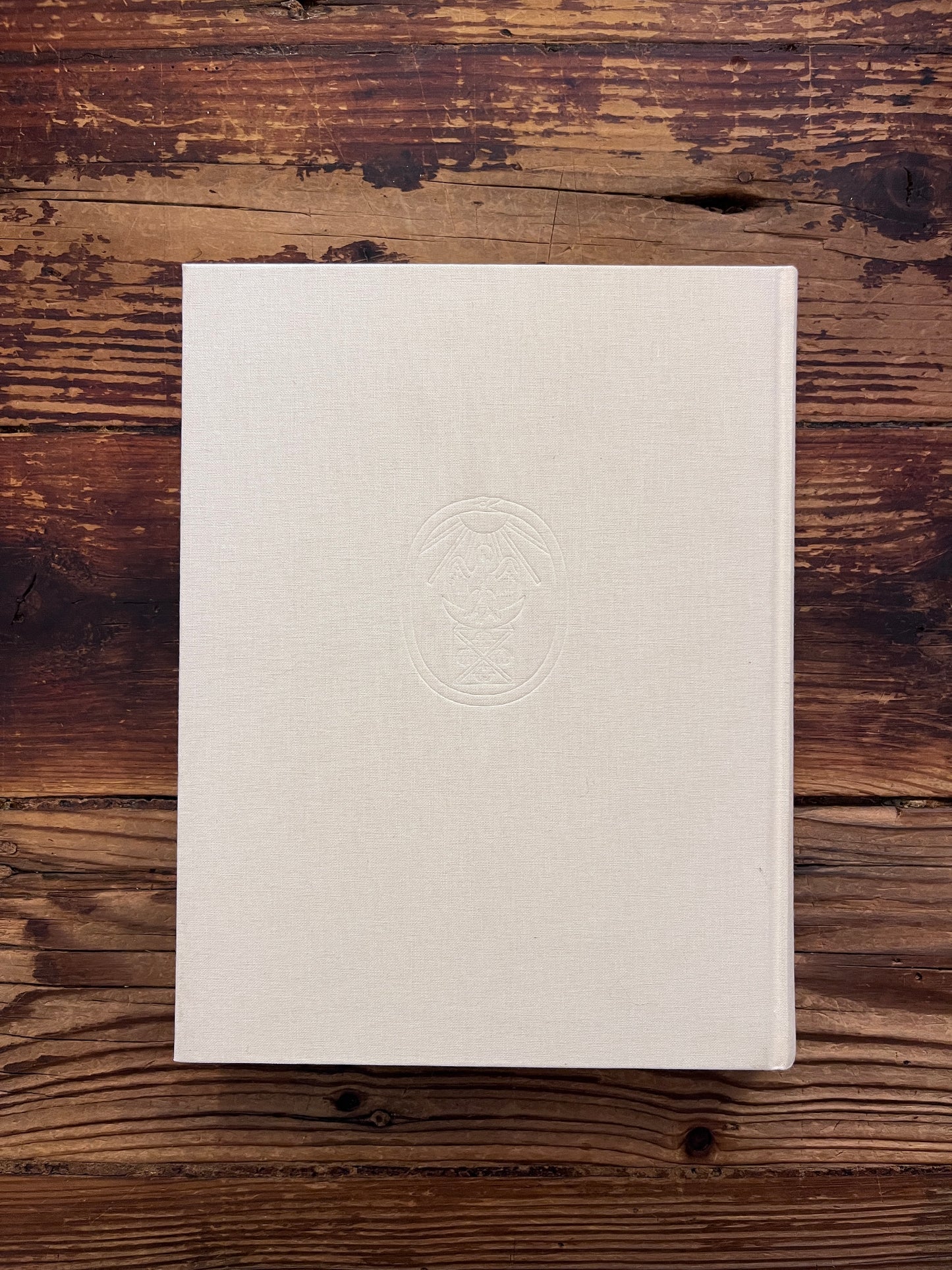 Achterkant van boek met de titel 'de Keulse Mani-Codex' op een houten achtergrond