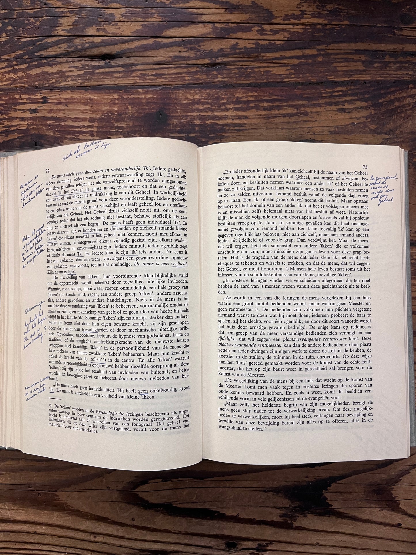 Open van boek met de titel 'op zoek naar het wonderbaarlijke, fragmenten van een onbekende leer' door P. D. Ouspensky op een houten achter grond