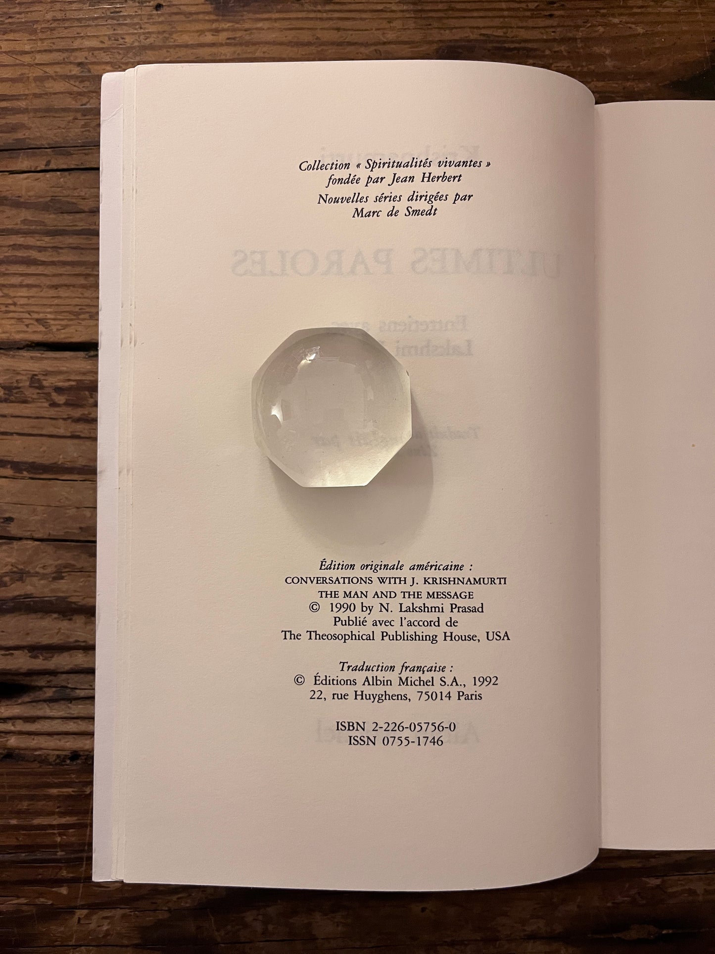 page d' edition du livre " ultimes paroles" sur fond de bois