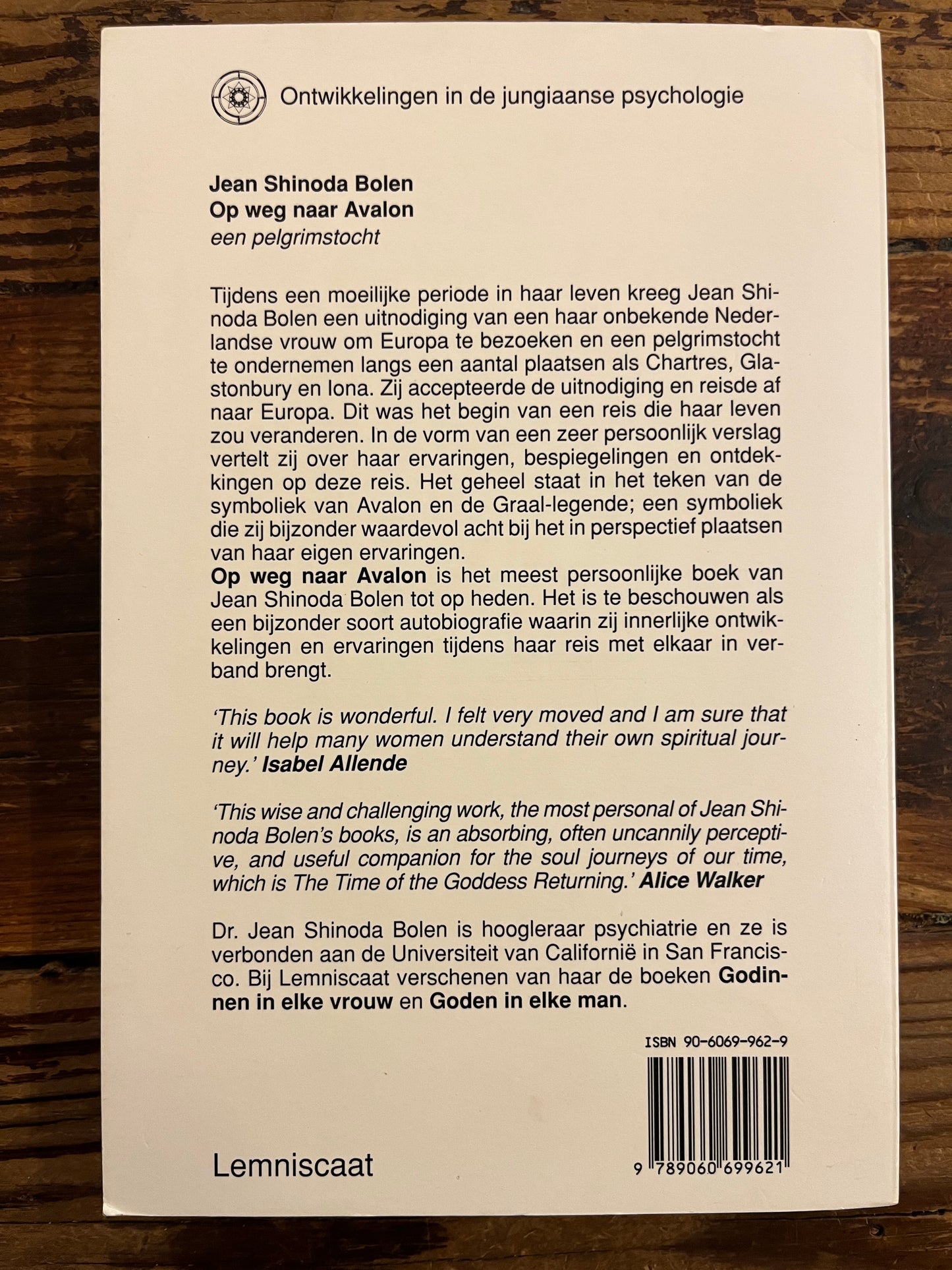 Achterkant van boek 'op weg naar Avalon' door Jean Shinoda Bolen op houten tafel