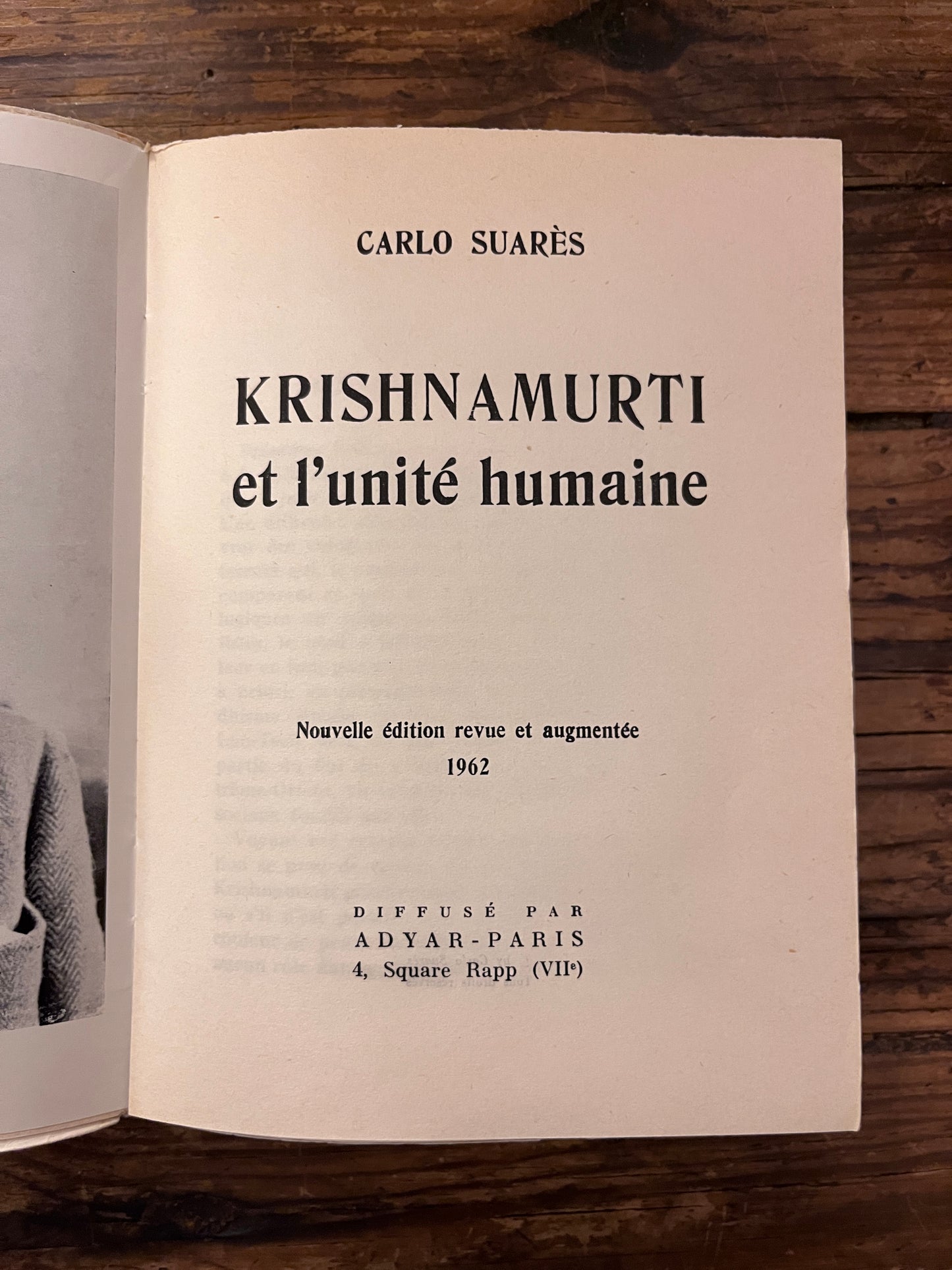 page dw tire du livre" Krishnamurti et l' unite humaine" sur fond de bois