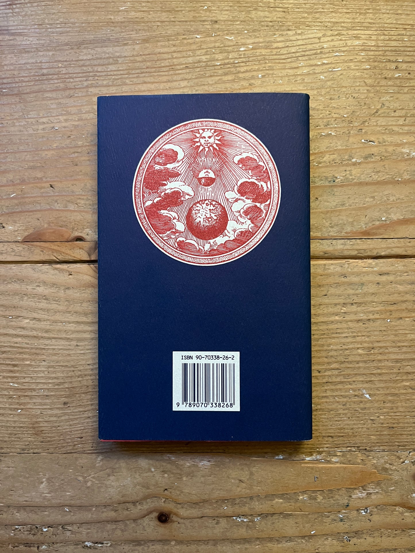 Achterkant van boek 'in het licht van de zon' op houten achtergrond