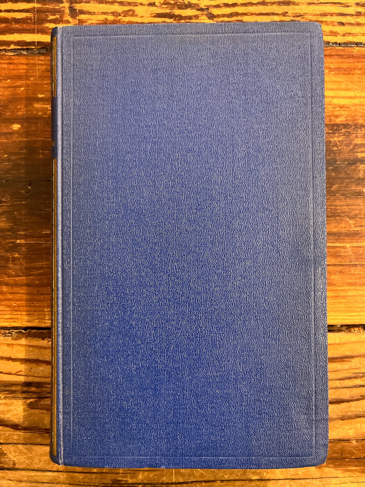 omslag van boek met titel 'Montaigne' door André Gide op een houten achtergrond