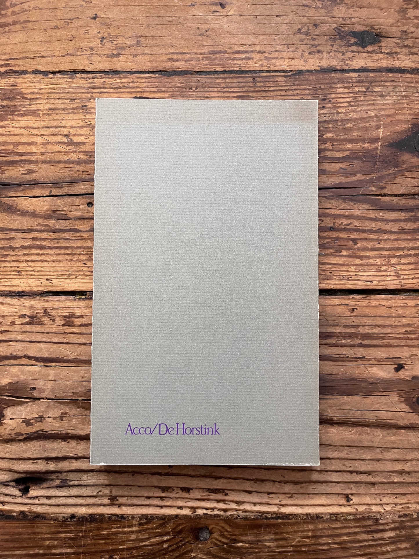 foto van de omslag van het boek de "vooruitgang of het noodlot van faust" op houten achtergrond
