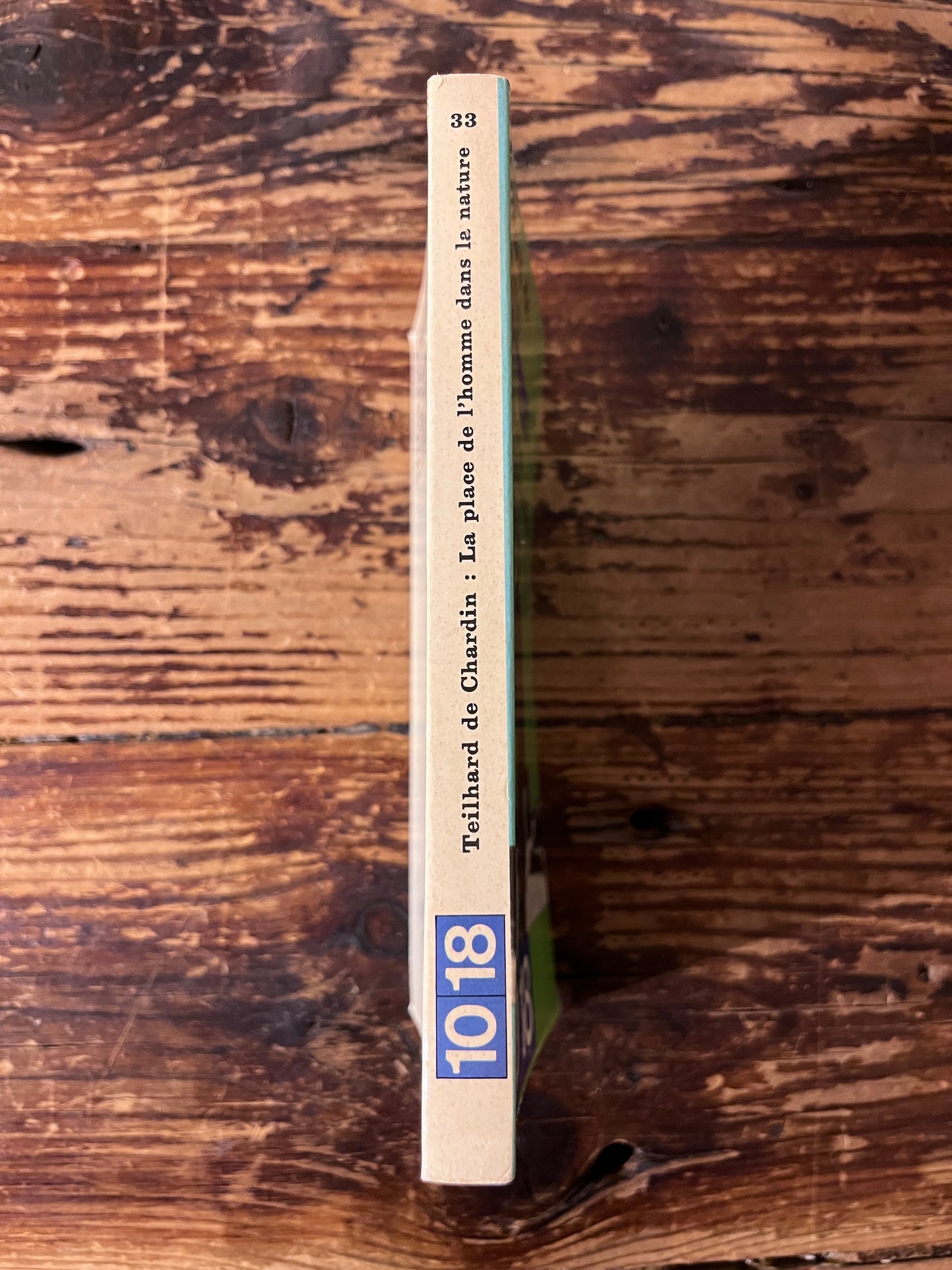 photo du dos du livre "la place de lhomme dans la nature" sur fond de bois