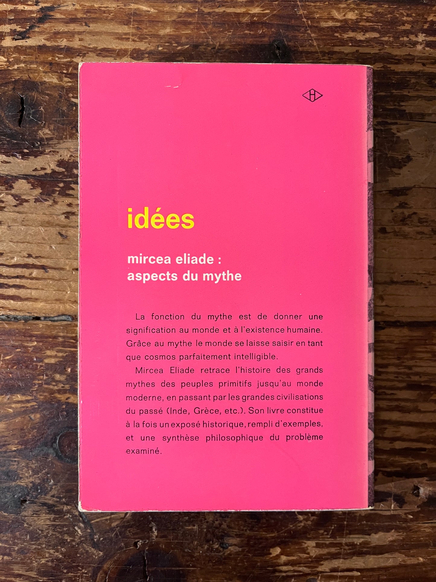 photo de la quatrieme de couverture du livre "aspects du mythe" sur fond de bois