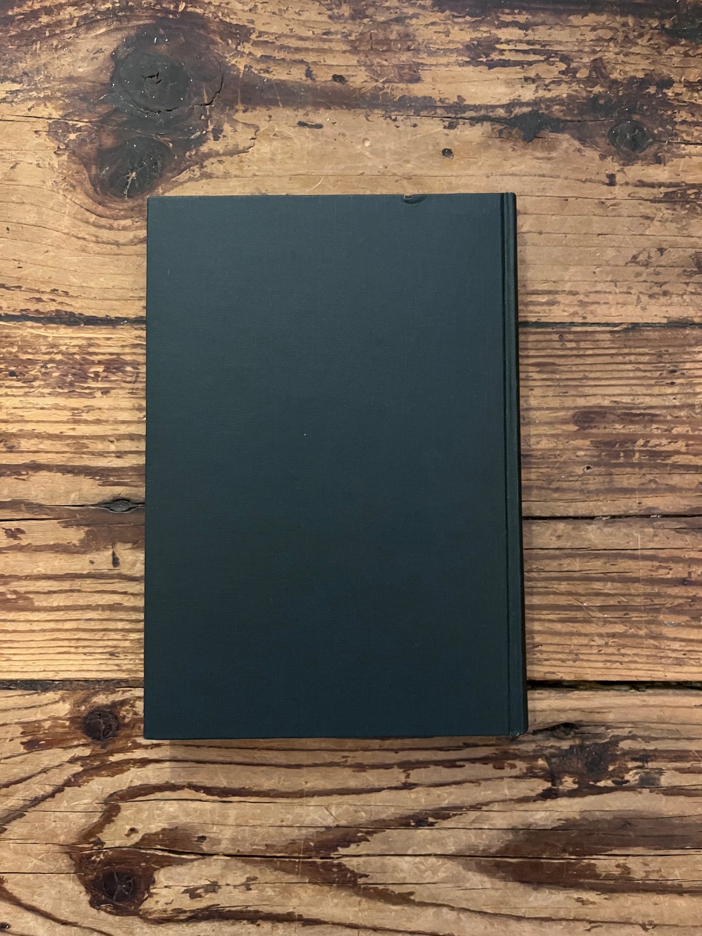 foto van de omslag van het boek "Filosofie der geschiedenis" op houten achtergrond