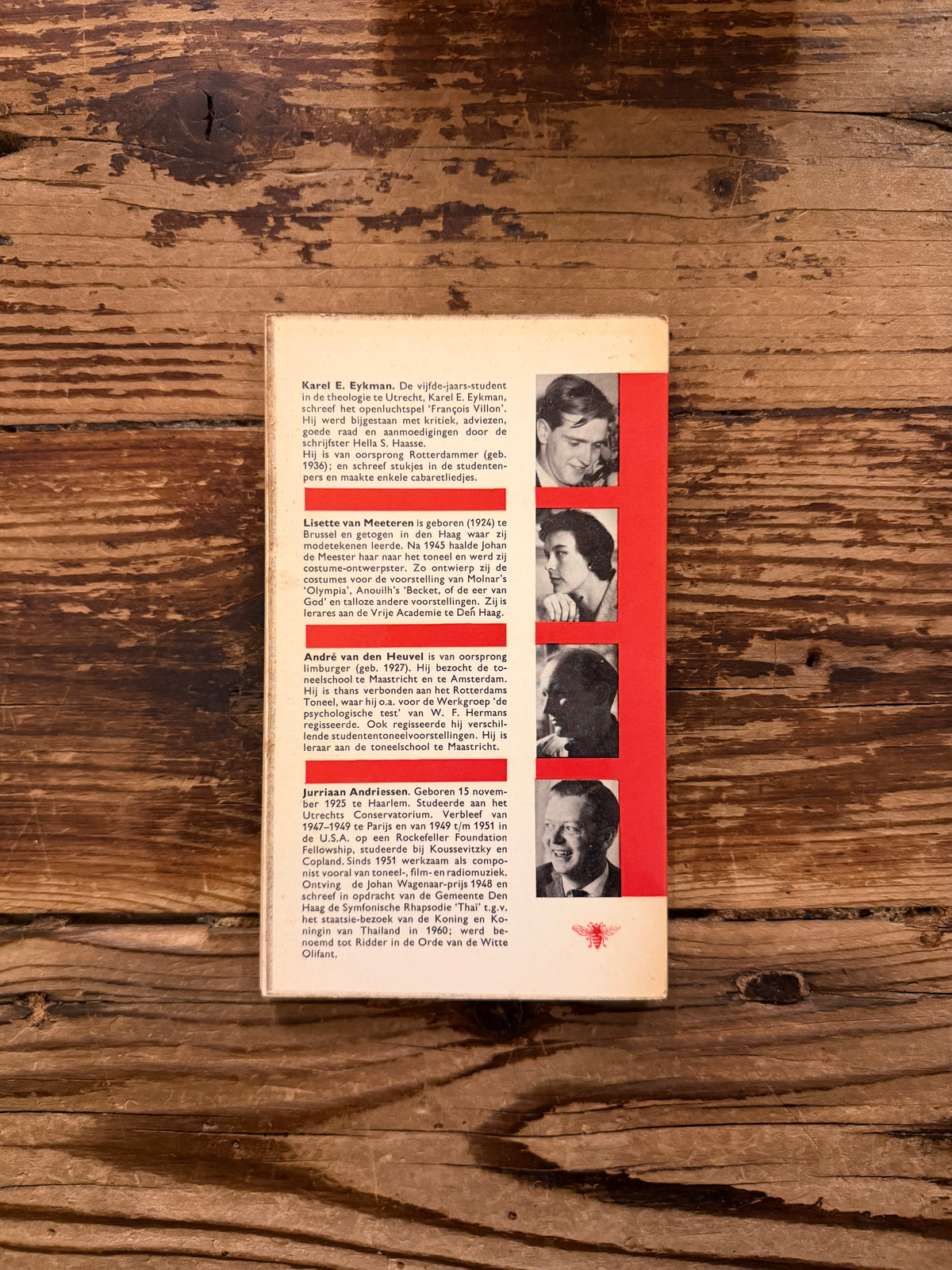 Achterkant van een boek met de titel 'Francois Villon, openluchtspel, lustrum 1961' door Karel Eykman op een houten achtergrond
