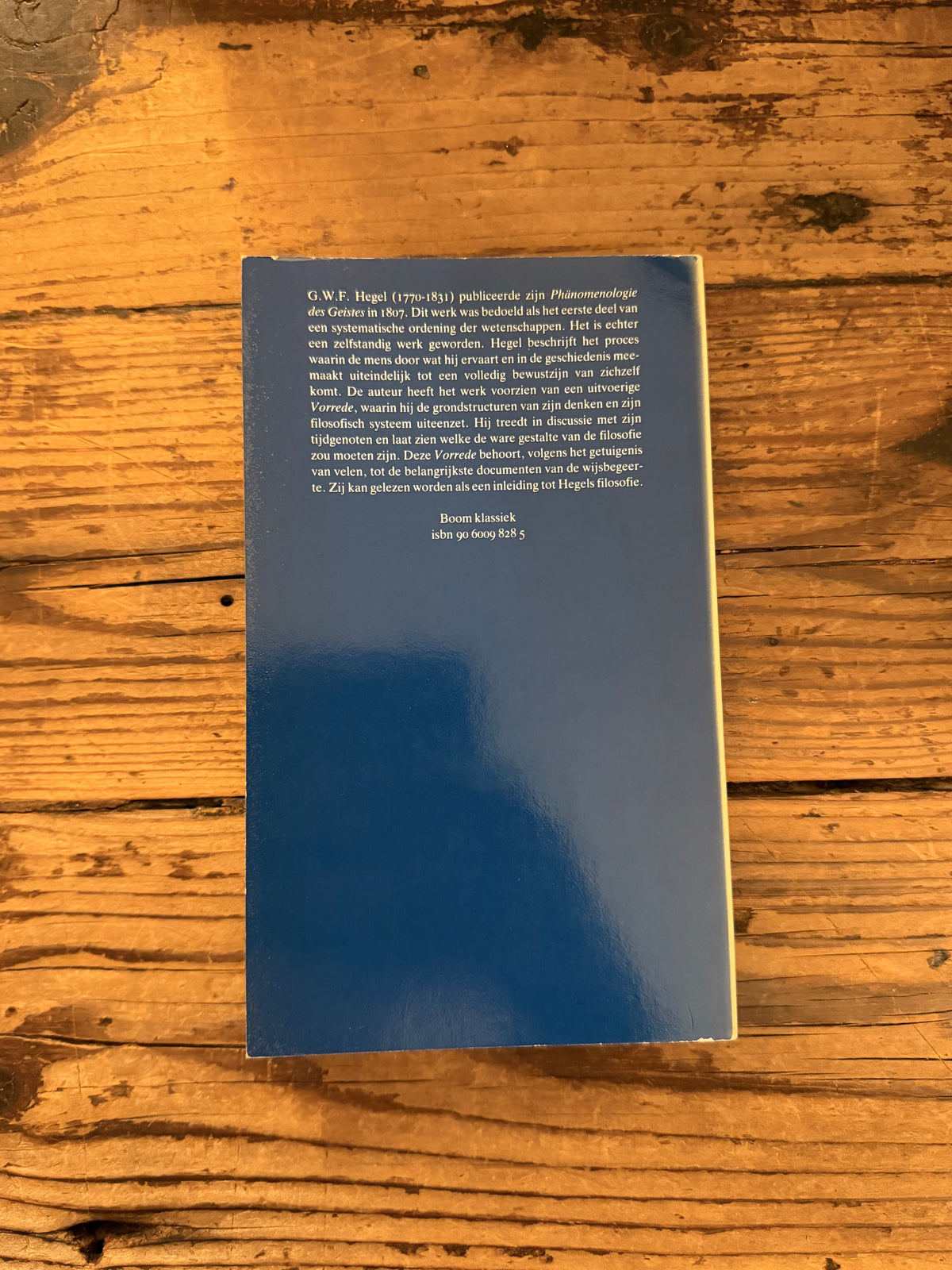 foto van de omslag van het boek "Het wetenschapelijke kennen" op houten achtergrond