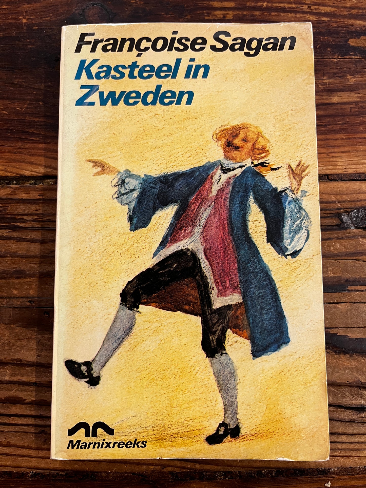 Voorkant van een boek met de titel 'Kasteel in Zweden' door Francoise Sagan op een houten achtergrond