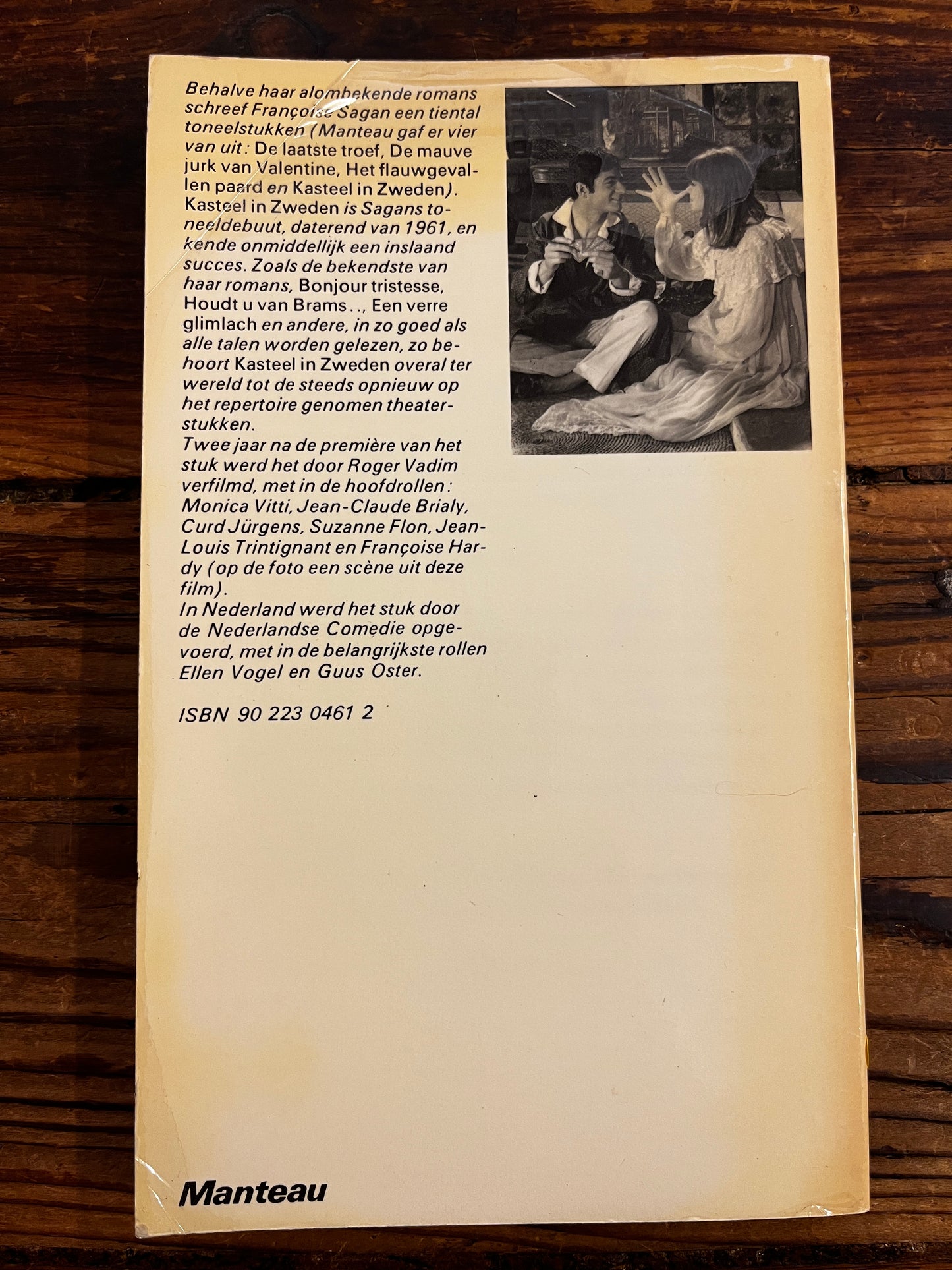 Achterkant van een boek met de titel 'kasteel in Zweden' door Francoise Sagan op een houten achtergrond