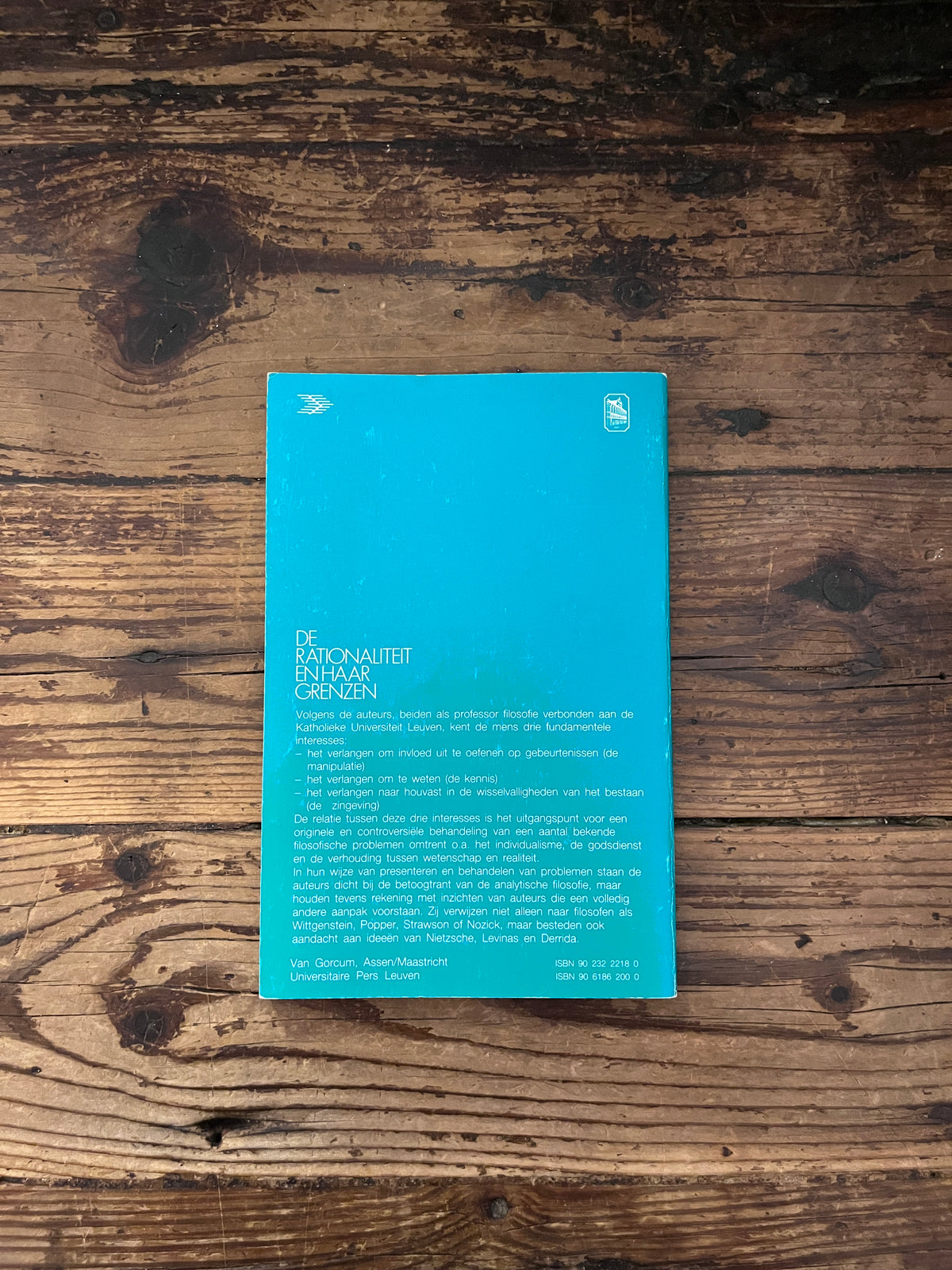 foto van de omnslag van het boek " de rationaliteit en haar grenzen" op houten achtergrond