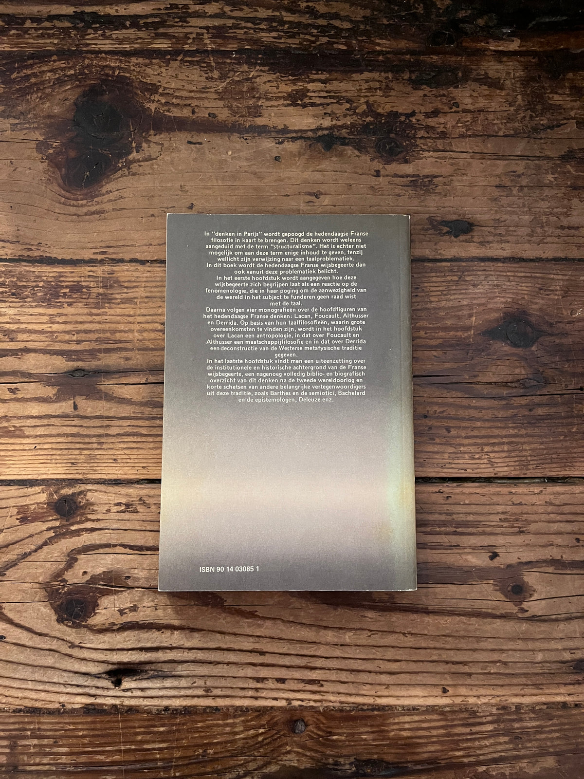 foto van de omslag van het boek " denken in parijs" op houten achtergrond