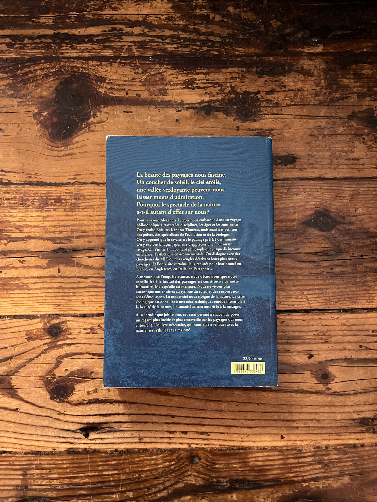 photo de la couverture du livre "devant la beauté de la nature" sur fond de bois