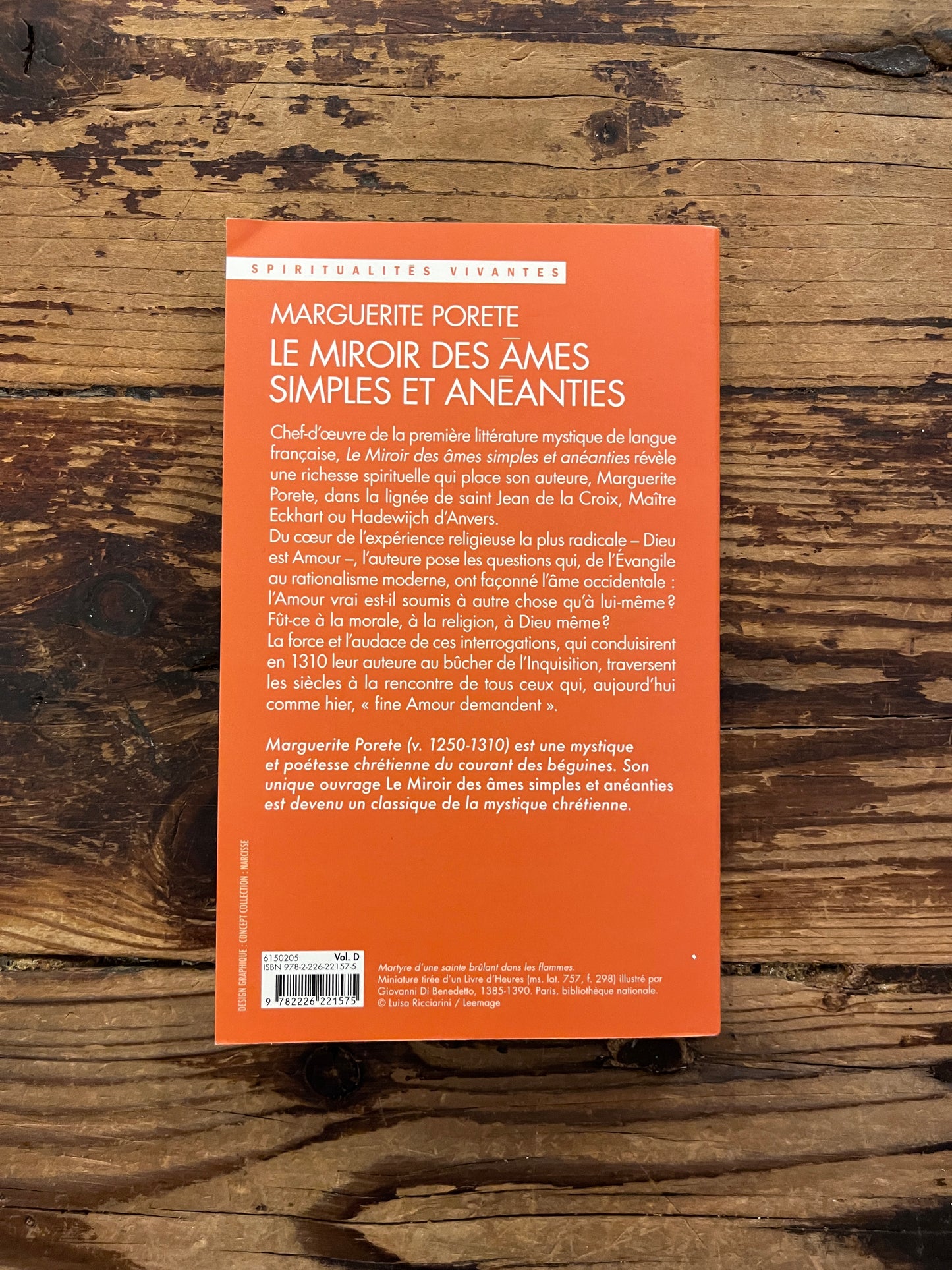 photo de la couverture du livre "le miroir des ames simples et aneanties" sur fond de bois