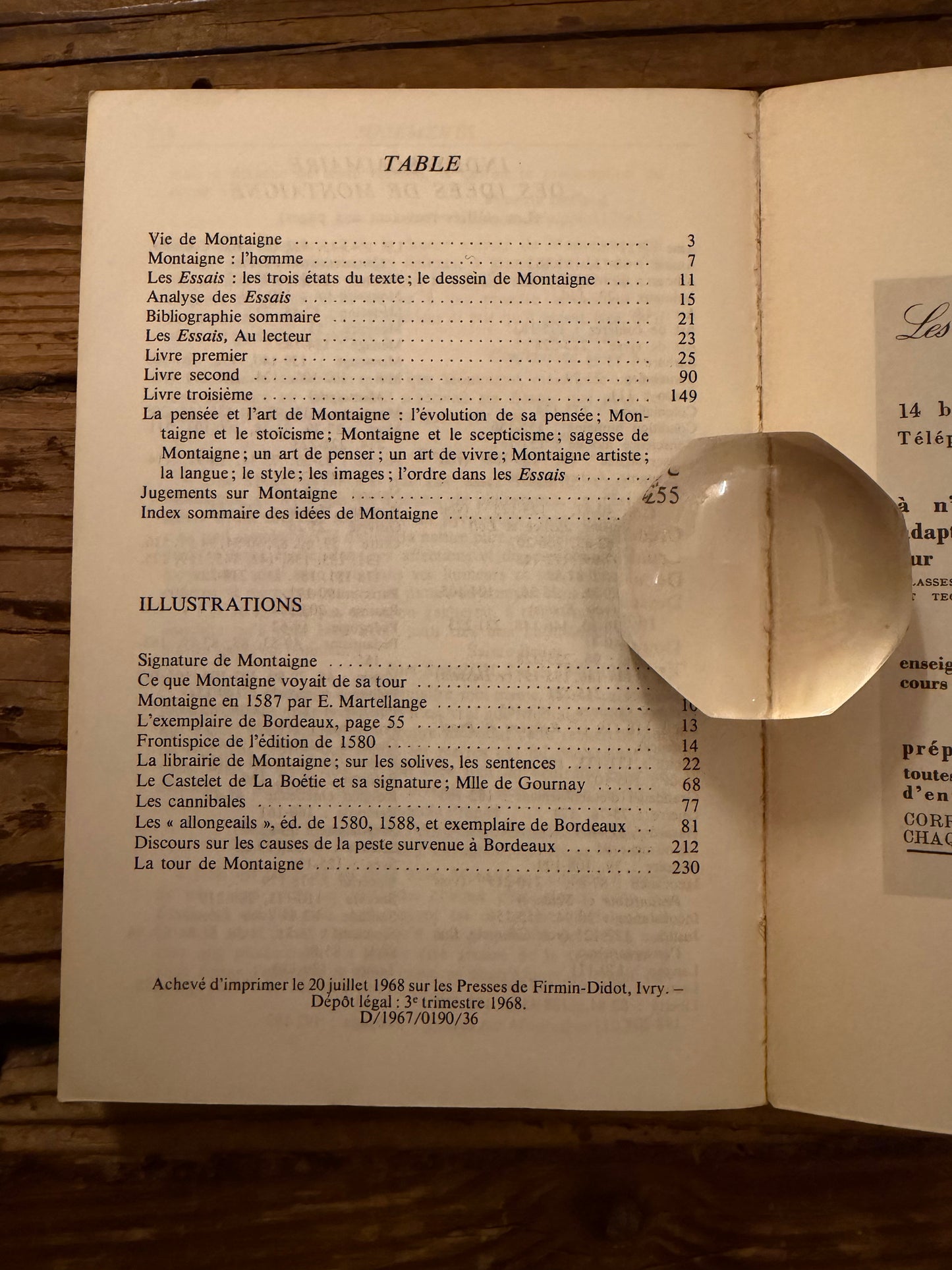 photo du contenu du livre "Montaigne essais" sur fond de bois