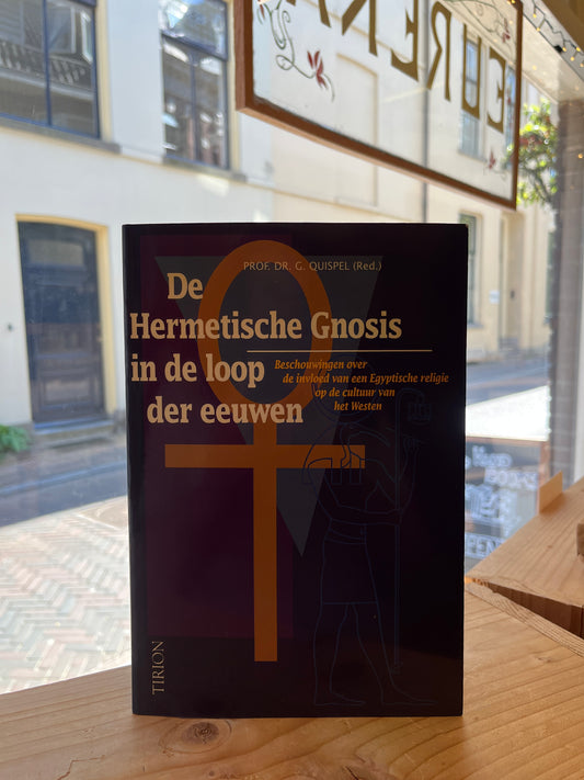 Boek met de titel 'De Hermetische Gnosis in de loop der eeuwen' redactie door Prof. Dr. C. Quispel op een houten kast