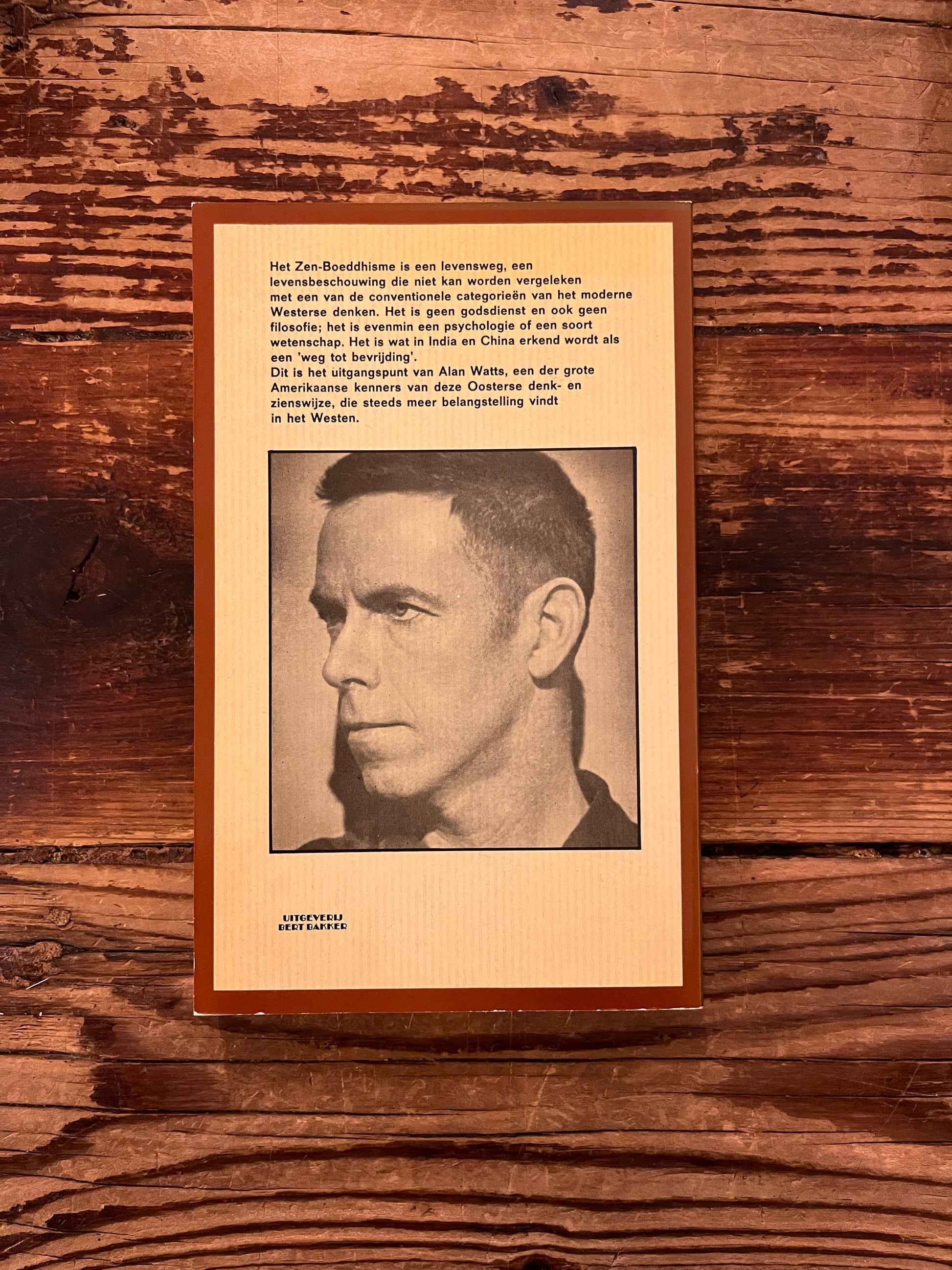 Achterkant van boek met de titel 'zen-boeddhisme' door Alan W. Watts op een houten achtergrond 