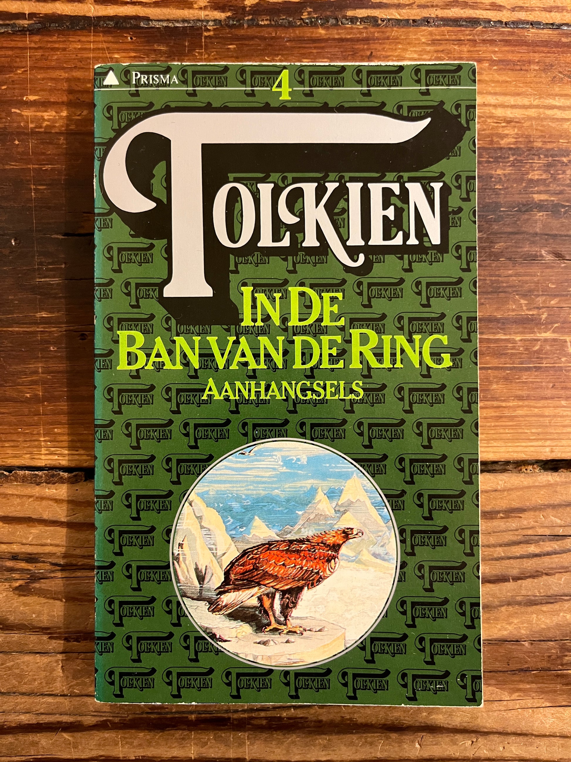 Voorkant van 'de aanhangsels' van 'in de ban van de ring' door Tolkien op houten achtergrond 