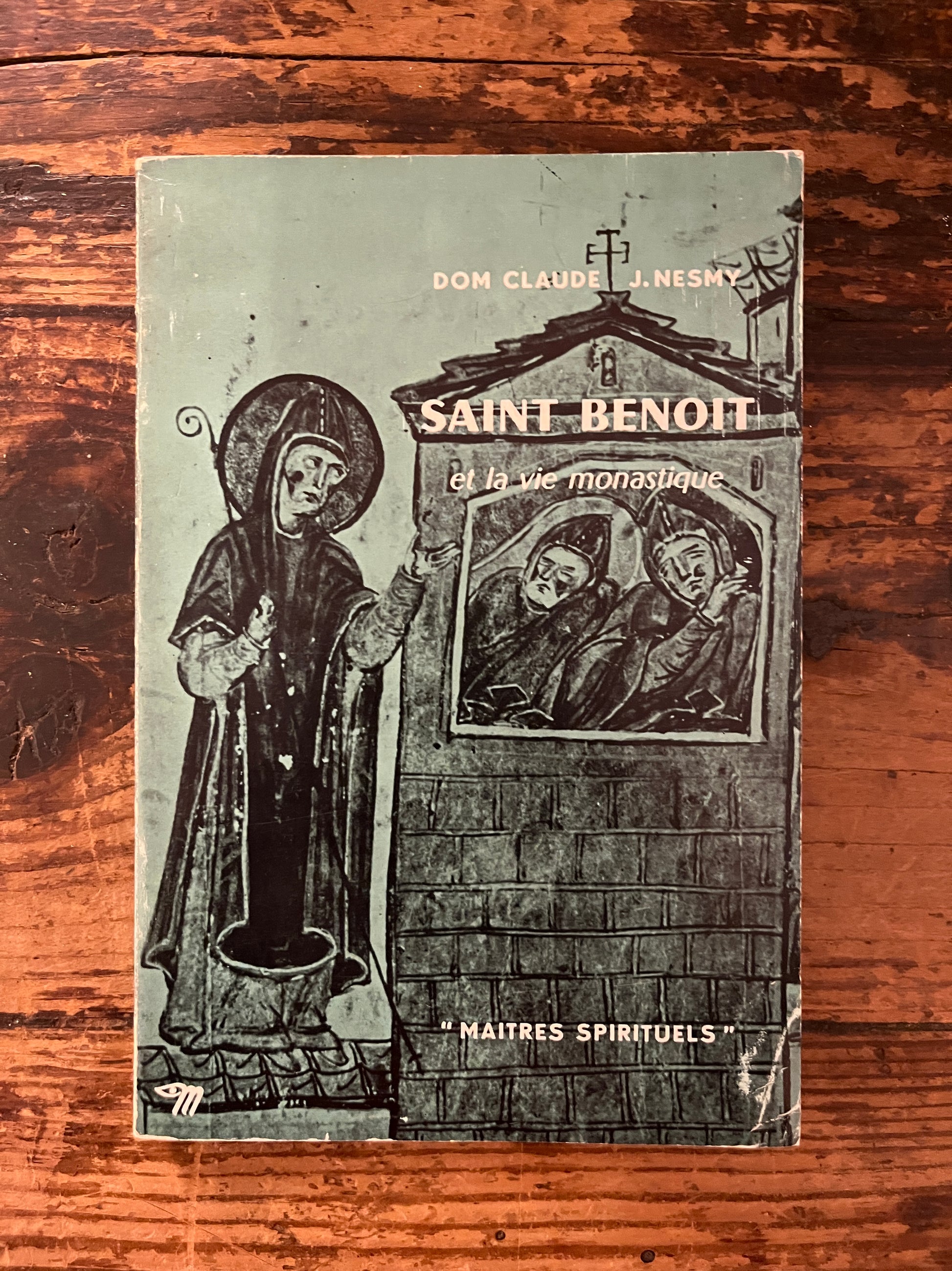 couverture du livre "Saint benoit et la vie monastique" sur fond de bois