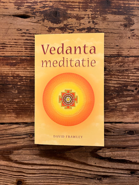 Voorkant van boek met de titel 'Vedanta Meditatie' door David Frawley op een houten achtergrond 