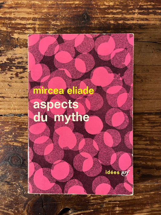 photo de la couverture du livre "aspects du mythe"sur fond de bois