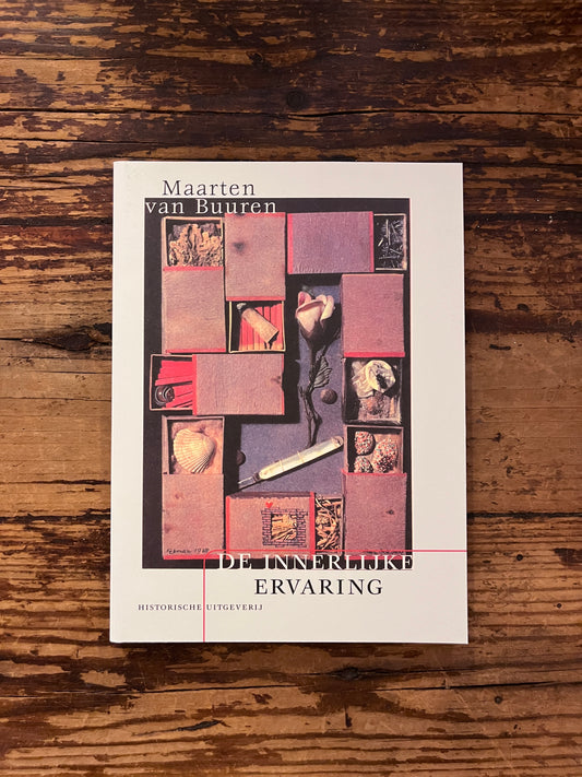 foto van de cover van het boek "De innerlijke ervaring"op houten achtergrond