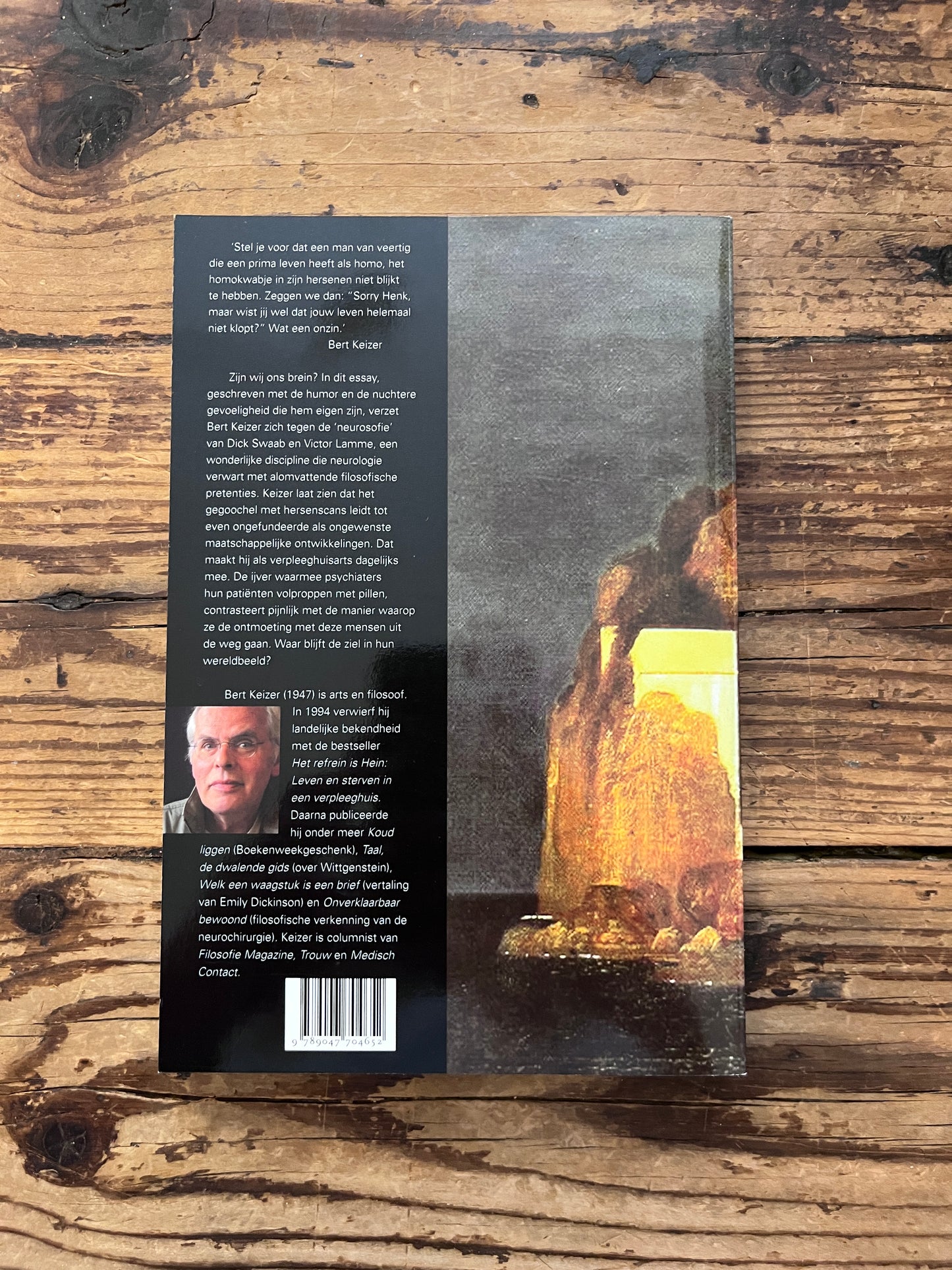 foto van de cover van het boek "waar blijft de ziel" op houten achtergrond