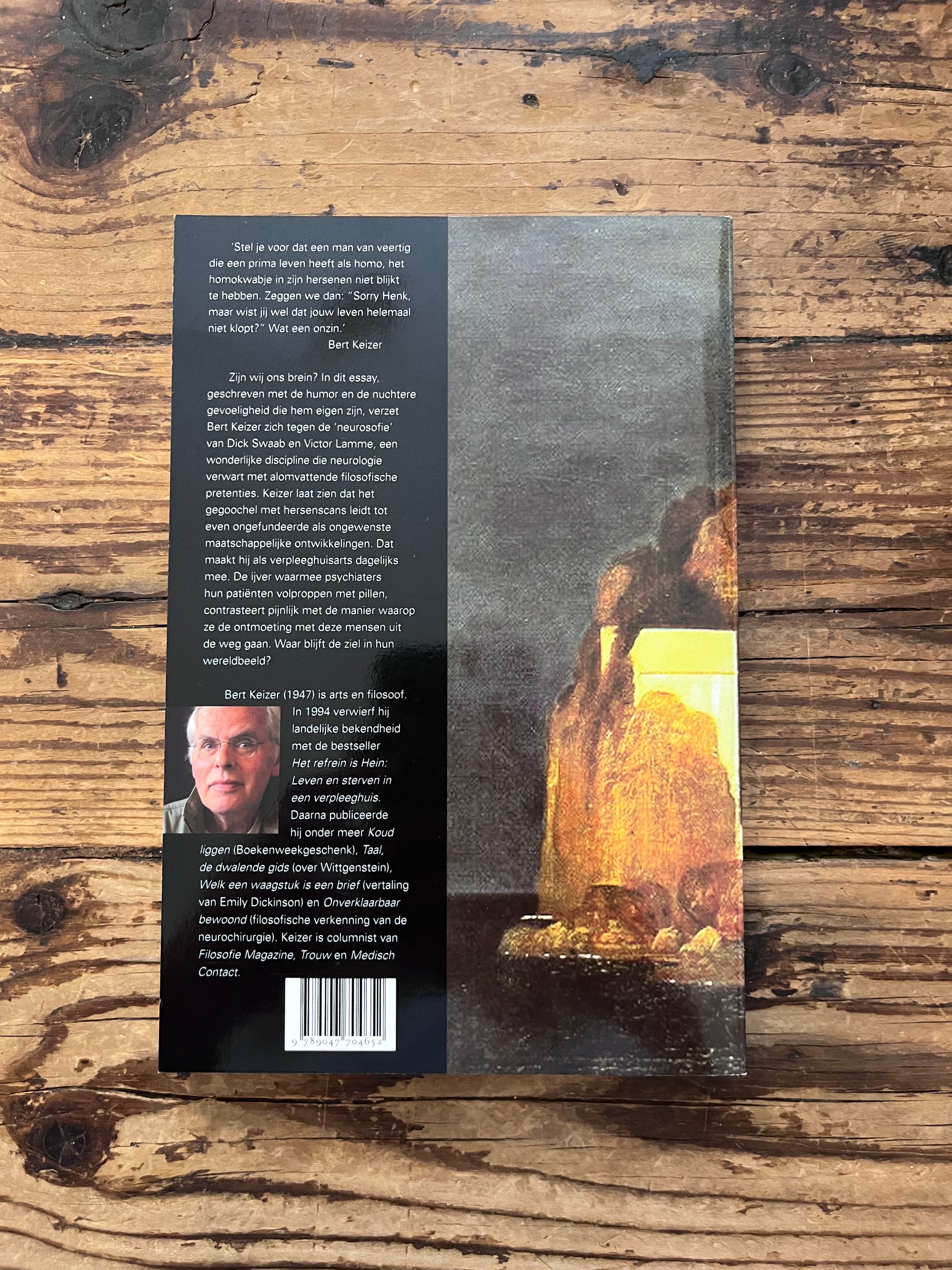 foto van de cover van het boek "waar blijft de ziel" op houten achtergrond