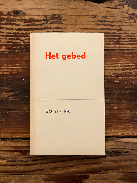 Boek met de titel 'Het gebed' door Bo Yin Ra op een houten achtergrond 