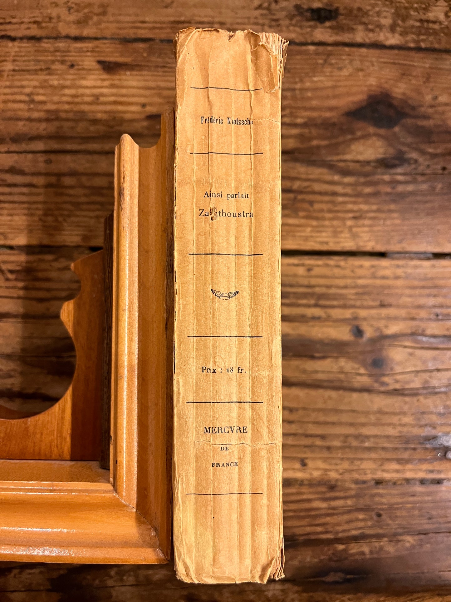 dos du livre "ainsi parlait zarathoustra" sur fond de bois