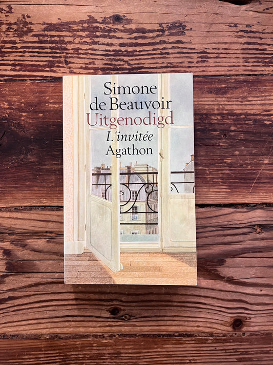 cover van het boek "uitgenodigd" op houten achtergrond