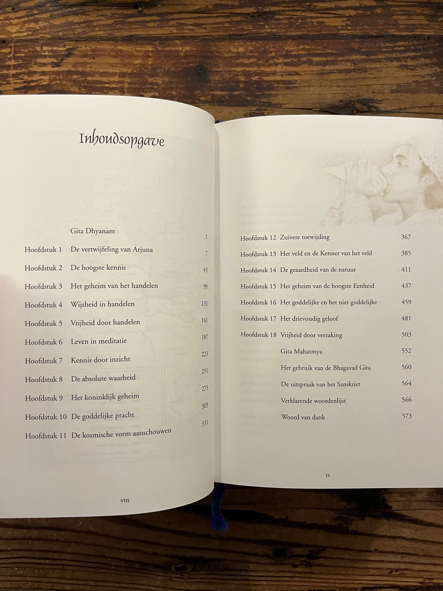 Open boek met de titel 'Op weg met de Bhagavad Gita' op een houten achtergrond