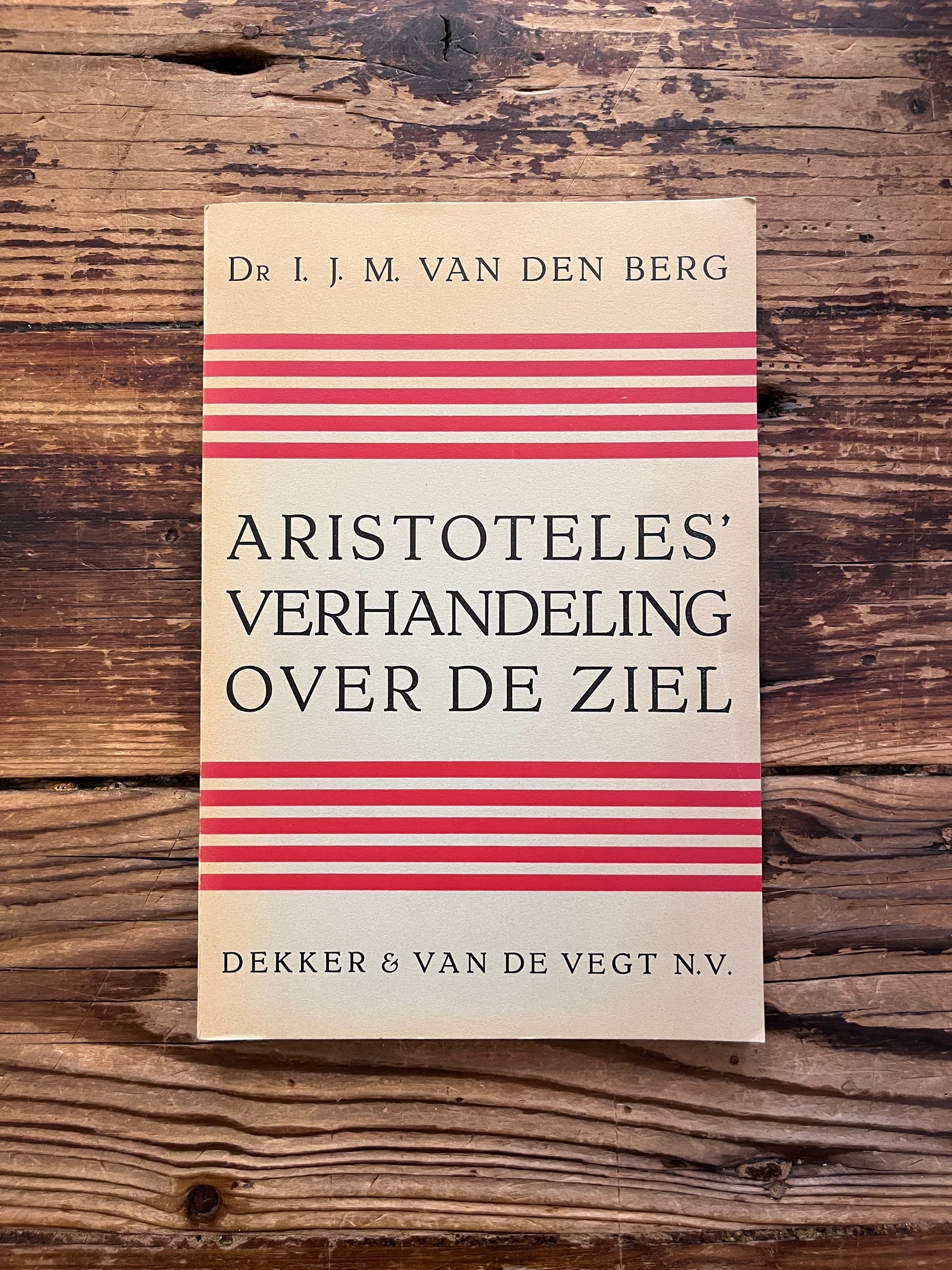 foto van de cover van het boek "Aristoteles'verhandeling over de ziel" op een houten achtergrond