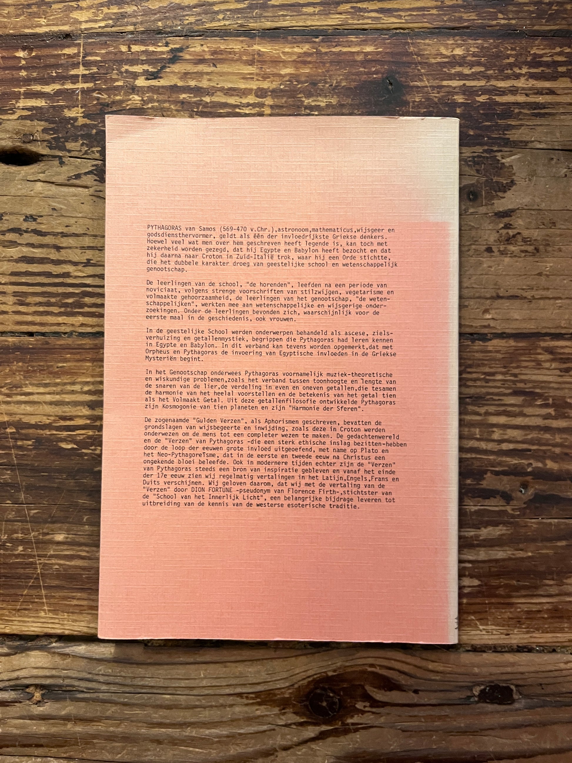 foto van de rugcover van het boek "de gulden versen van pythagoras"op outen achtergrond