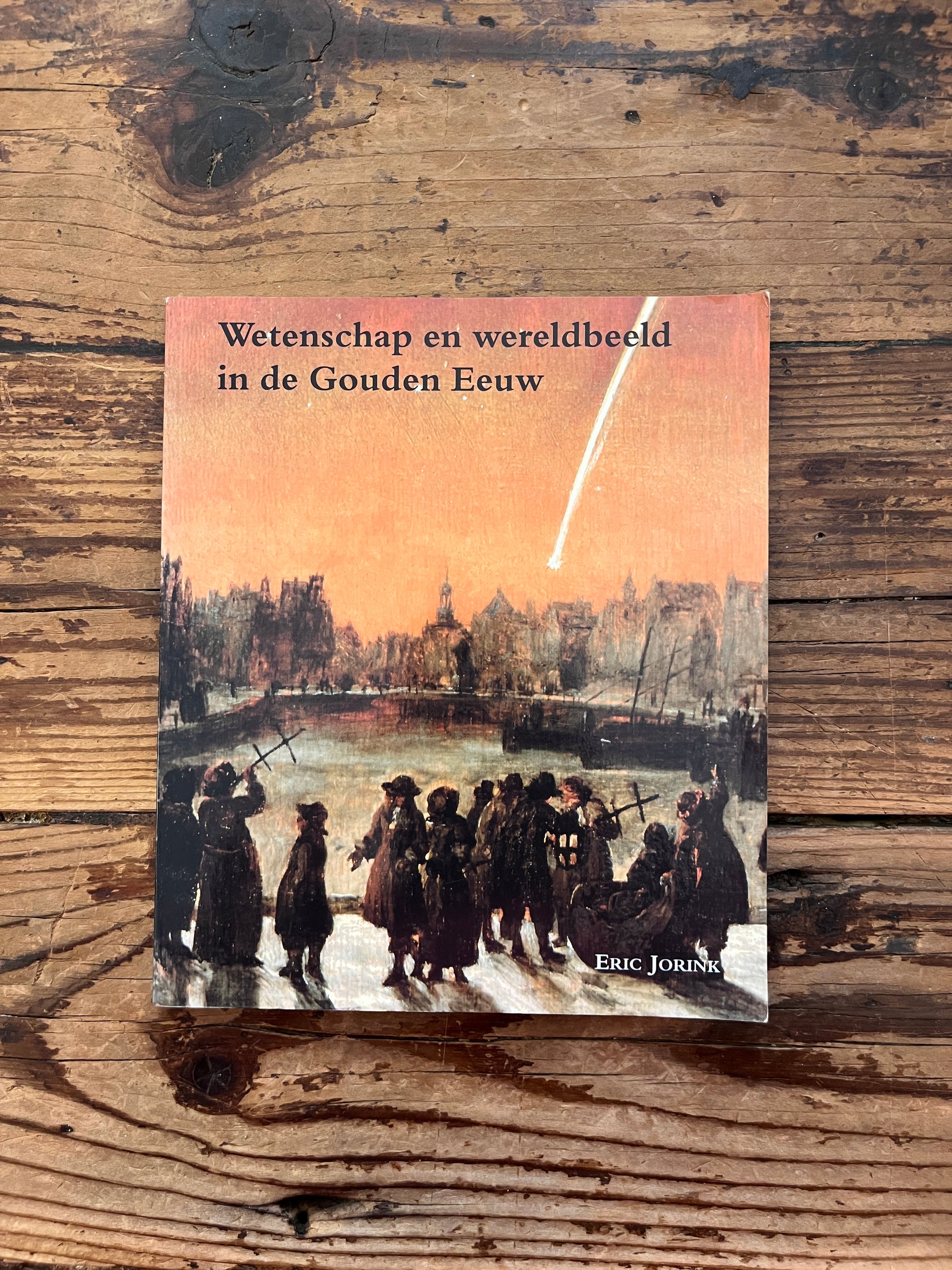 foto van de omslag van het boek "wetenschap en wereldbeeld in de gouden eeuw" op houten achtergrond