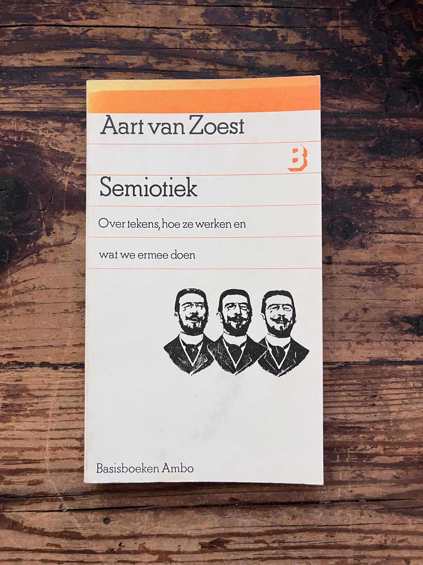 foto van de omslag van het boek "Semiotiek" op een houten achtergrond