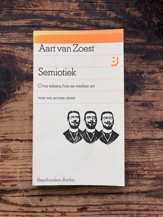 foto van de omslag van het boek "Semiotiek" op een houten achtergrond