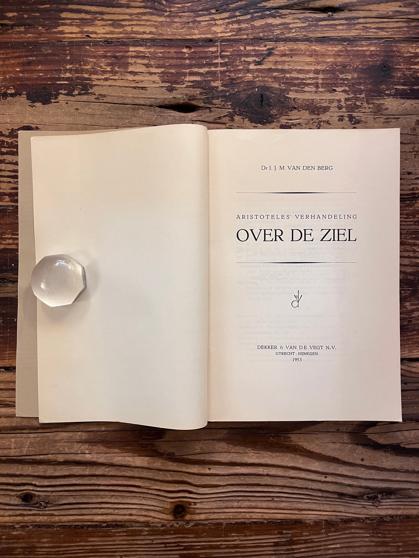 foto van de titel pagina van het boek "Aristoteles'verhandeling over de ziel" op outen achtergrond