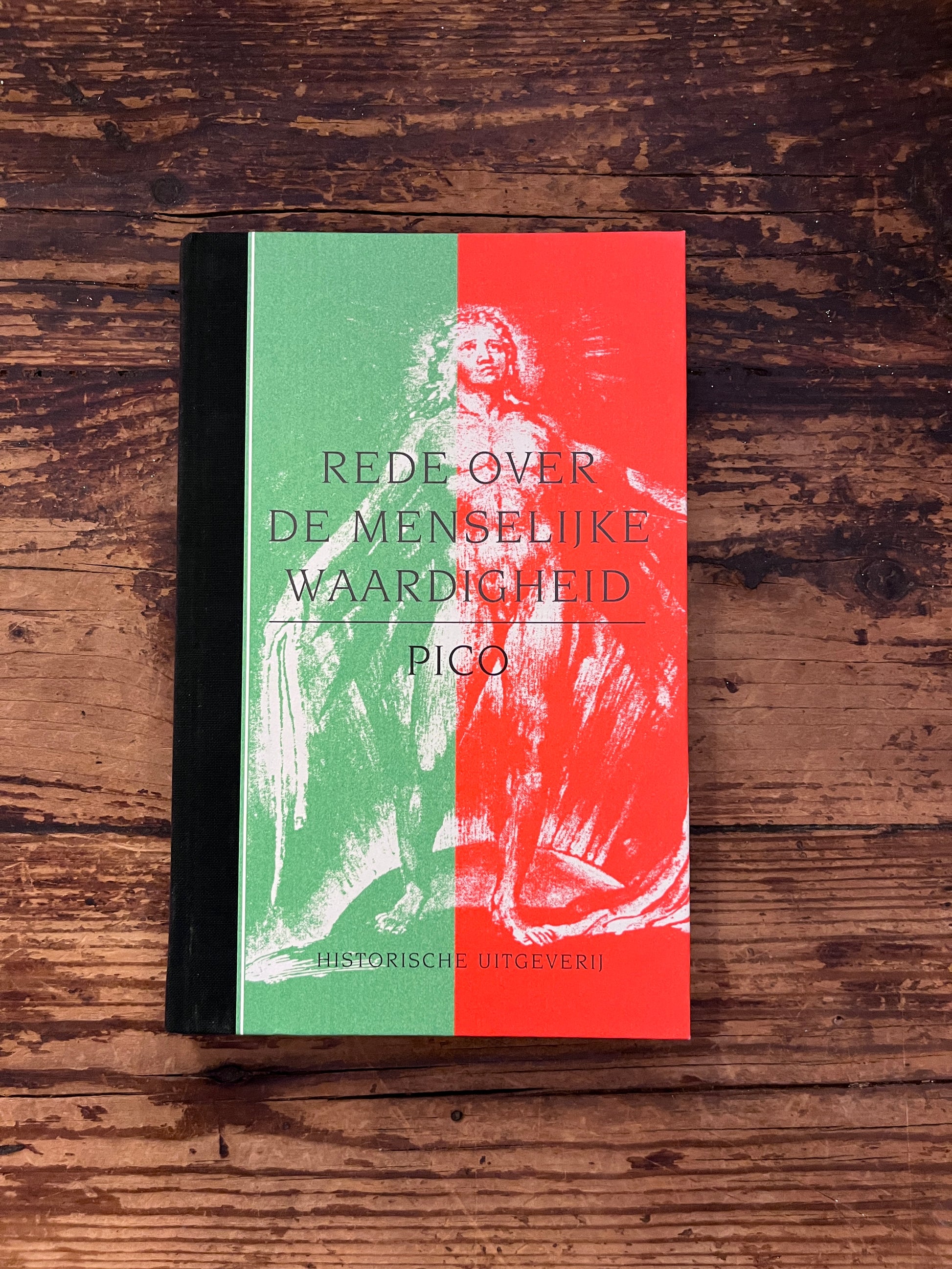 foto van de omslag van het boek "rede over de menselijke waardigheid" op houten achtergrond