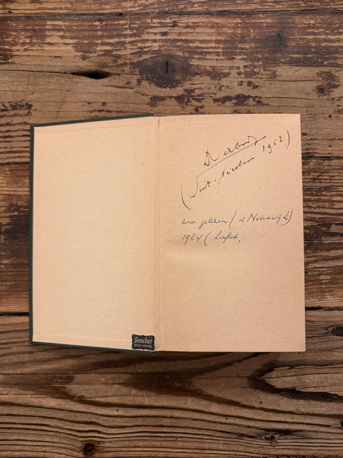 Open boek met de titel 'Iwan Osokin' door P.D. Ouspensky op een houten achtergrond 