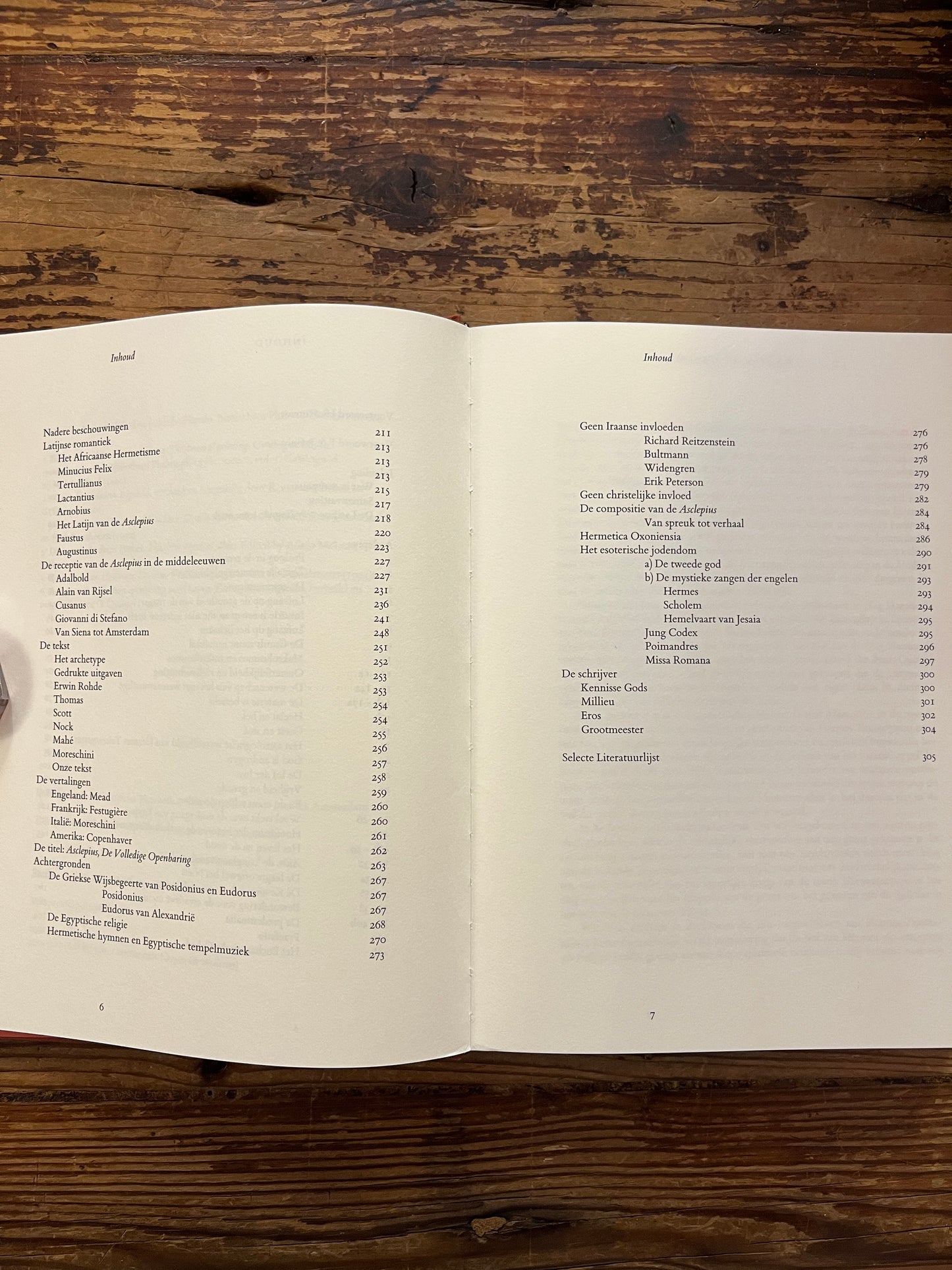 Open boek met de titel 'Asclepius' ingeleid, vertaald en toegelicht door G. Quispel op een houten achtergrond 