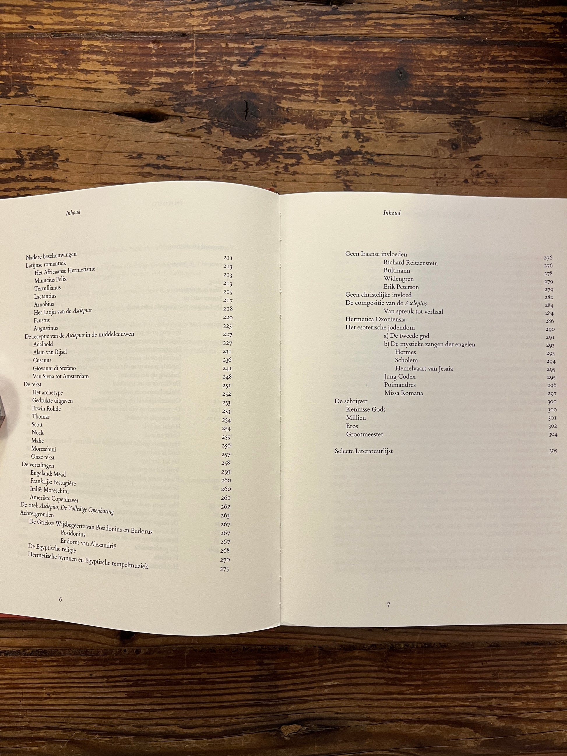 Open boek met de titel 'Asclepius' ingeleid, vertaald en toegelicht door G. Quispel op een houten achtergrond 