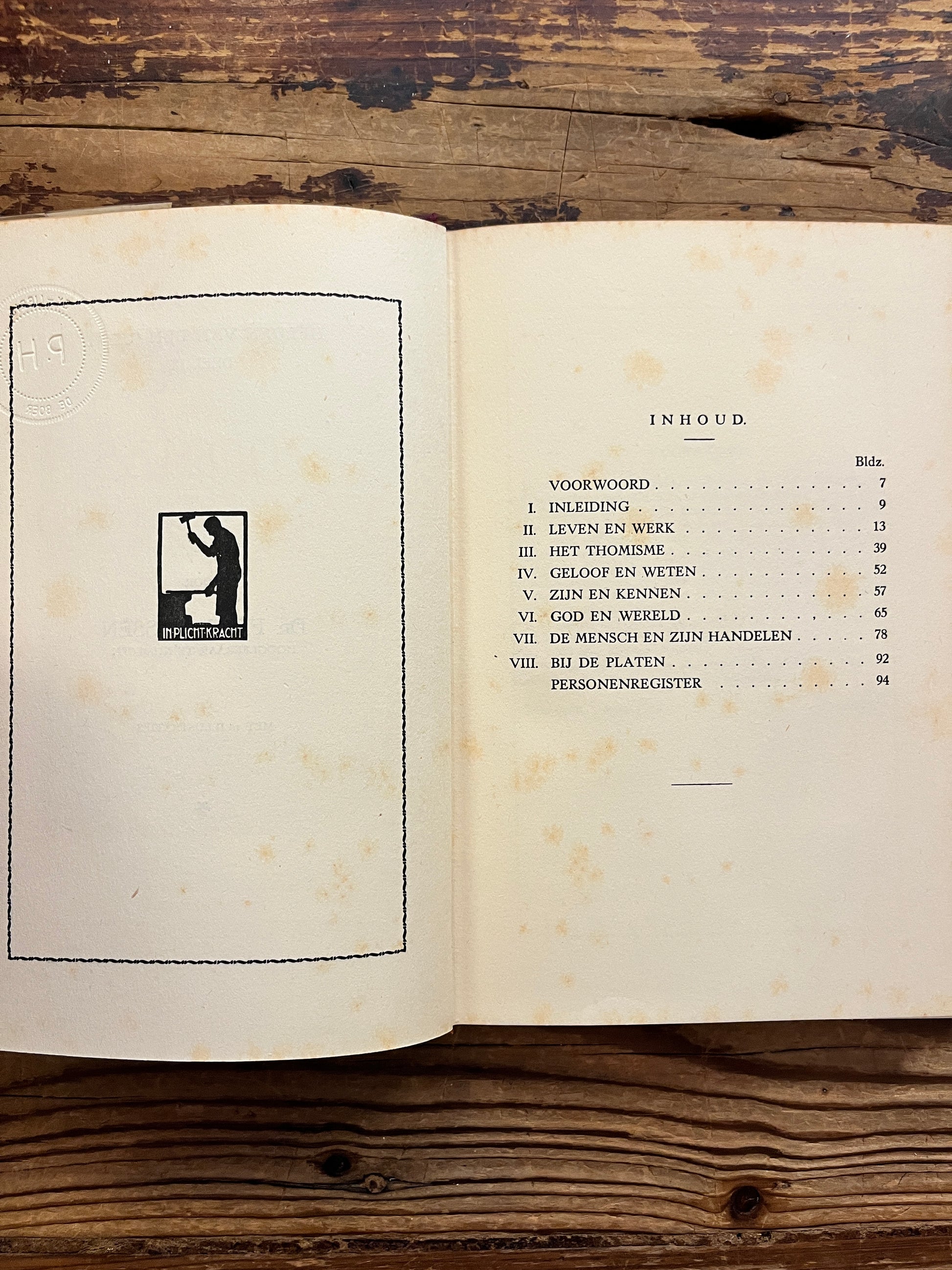 Open boek met de titel 'Thomas van Aquino' door Dr. Ferd. Sassen op een houten achtergrond 
