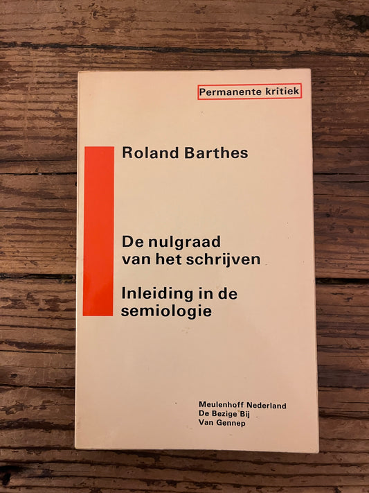 photo of the cover of the book "de nulgraad van het schrijven" on a wooden backround